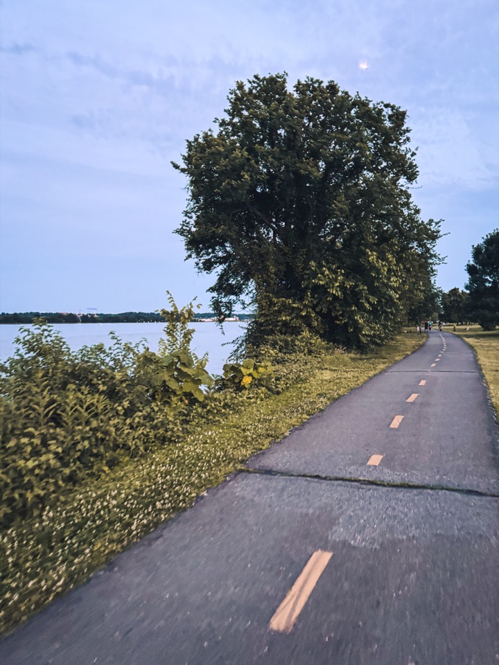/037 Lakeside
